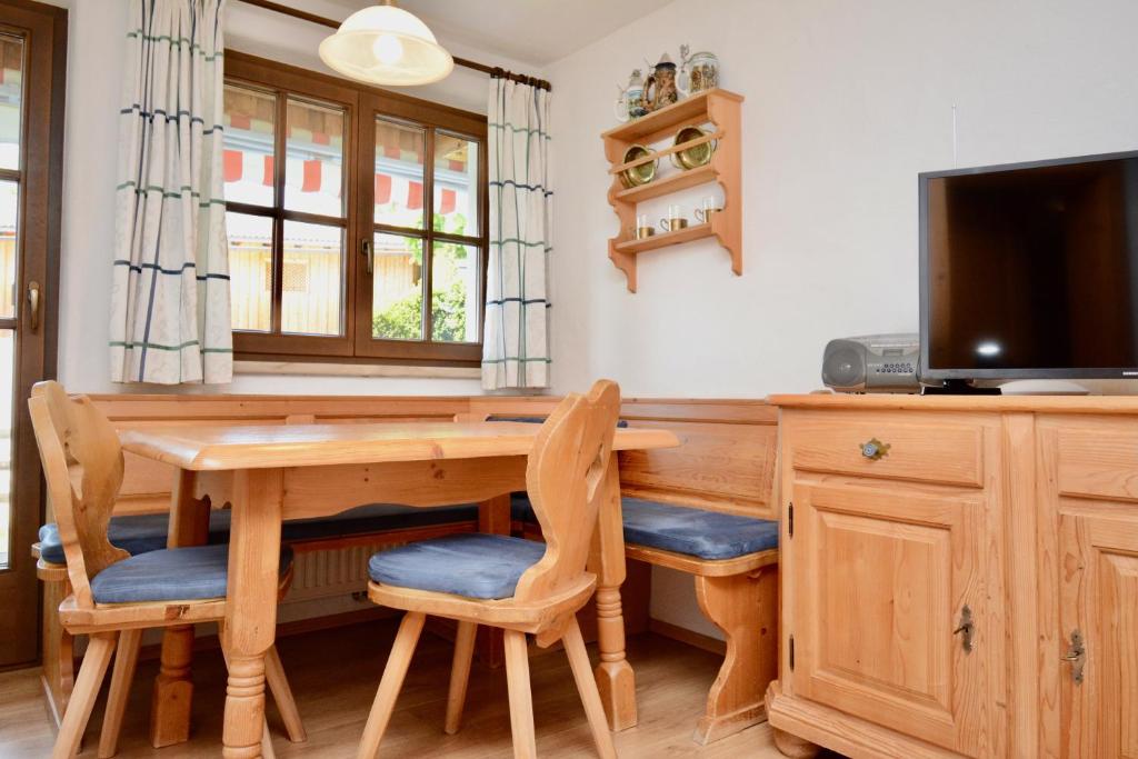 Televízia a/alebo spoločenská miestnosť v ubytovaní Appartement Oberschernthann