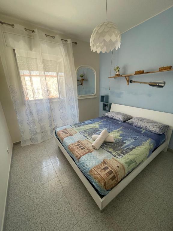 une chambre avec un lit et une grande fenêtre dans l'établissement B&B Anirè, à Tarente