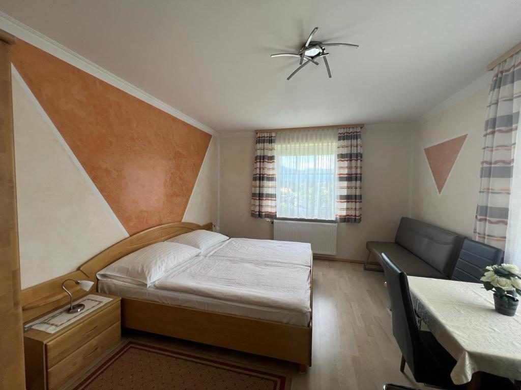 Letto o letti in una camera di Feistritzer
