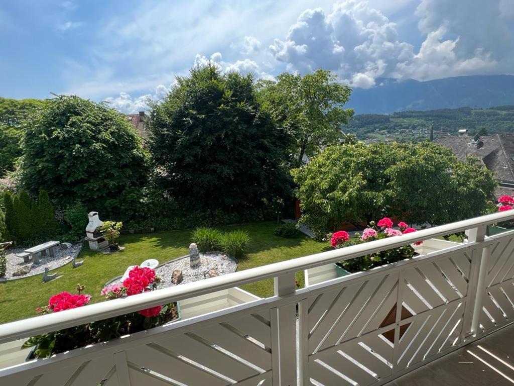Vista generica sulle montagne o vista sulle montagne dall'interno dell'affittacamere