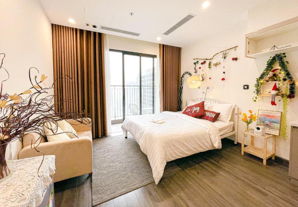 um quarto de hotel com uma cama e uma árvore de Natal em Apartment 1BR FL28th-Ruby-Vinhomes Ocean Park em Hanói