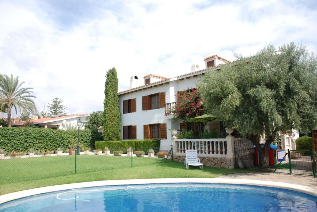 une maison avec une piscine en face de celle-ci dans l'établissement Great home with AC, pool and BBQ, à El Campello