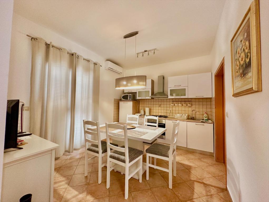 a kitchen and dining room with a table and chairs at Apartments Labinac in Pula