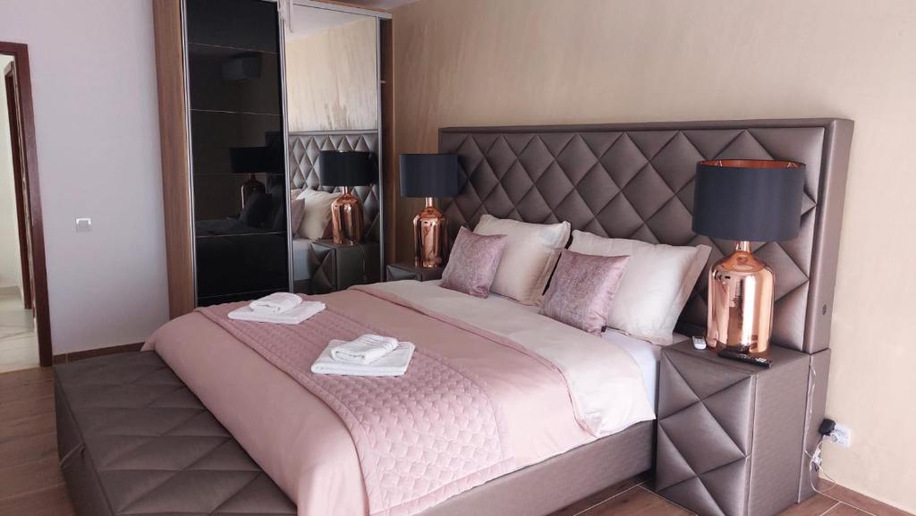 een slaapkamer met een groot bed met 2 lampen bij Kuca za odmor Damir in Šmrika