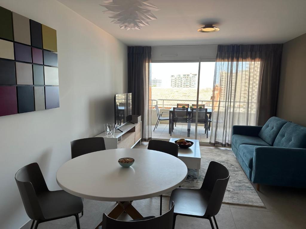 a living room with a table and a couch at Victoria Palace in Beausoleil