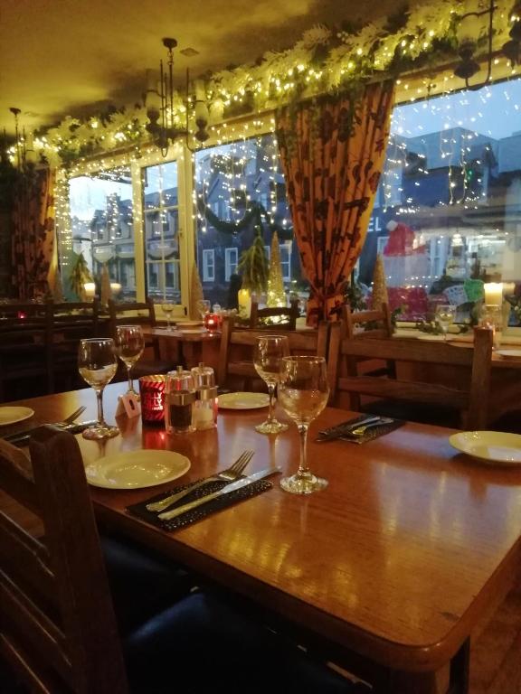 Un restaurante u otro lugar para comer en Failte Hotel