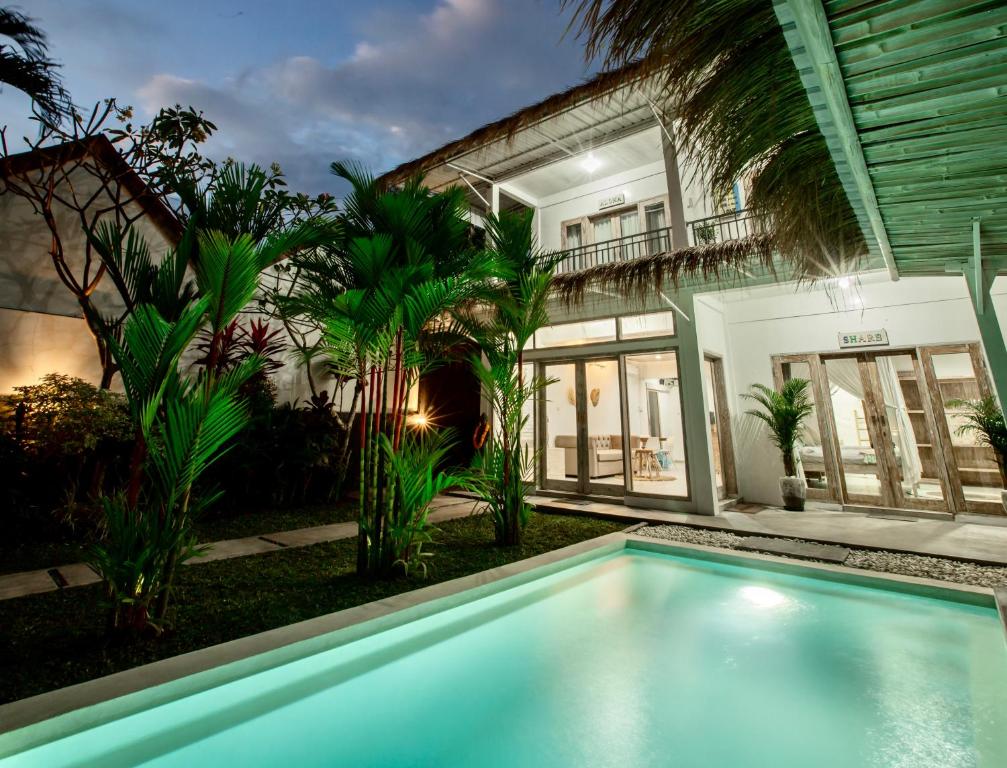 una piscina frente a una casa en Villa Piece Of Peace private 3BR with large pool and garden, en Canggu