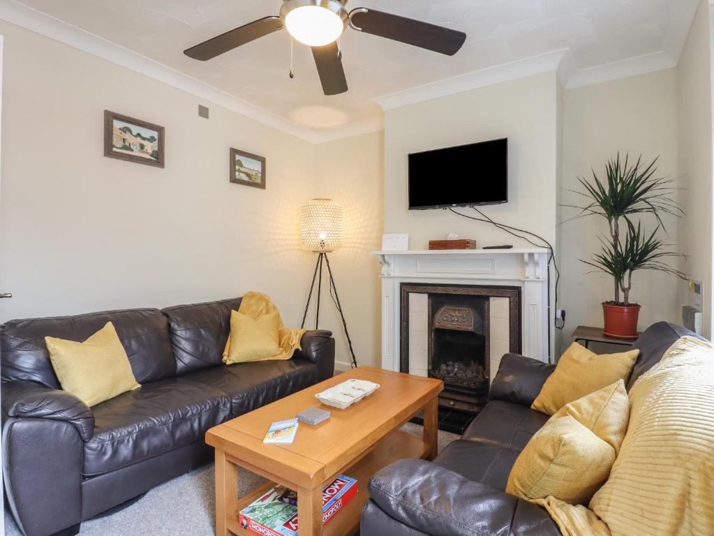 ein Wohnzimmer mit einem Sofa und einem Kamin in der Unterkunft 122 Morton Road in Lowestoft