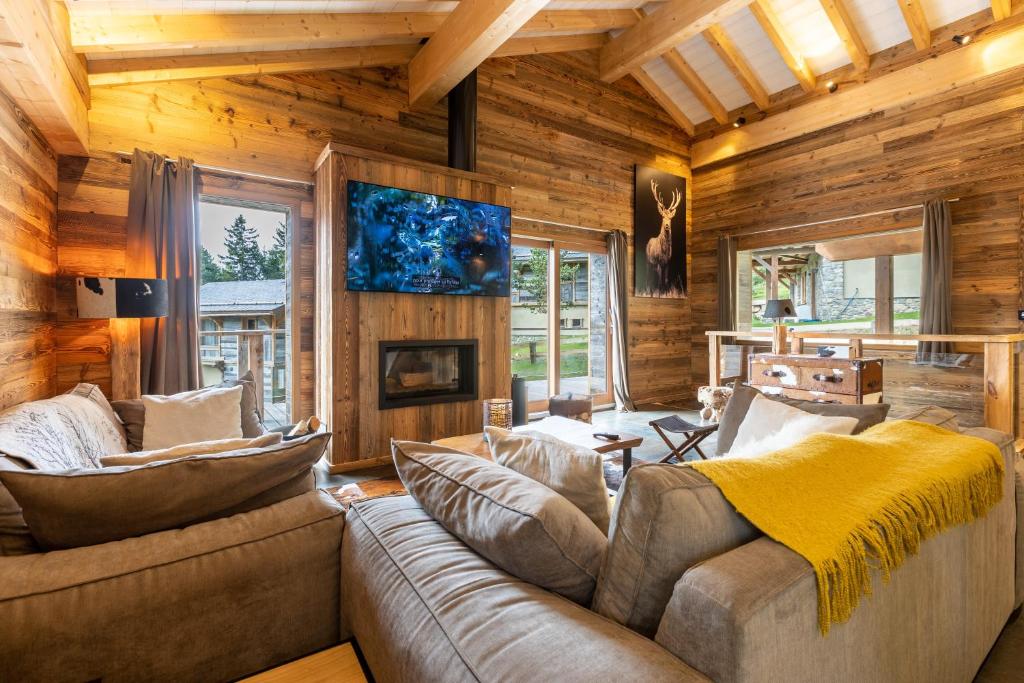 a living room with a couch and a fireplace at Ruggine - Forêt, luxe et montagne in Bolquere Pyrenees 2000