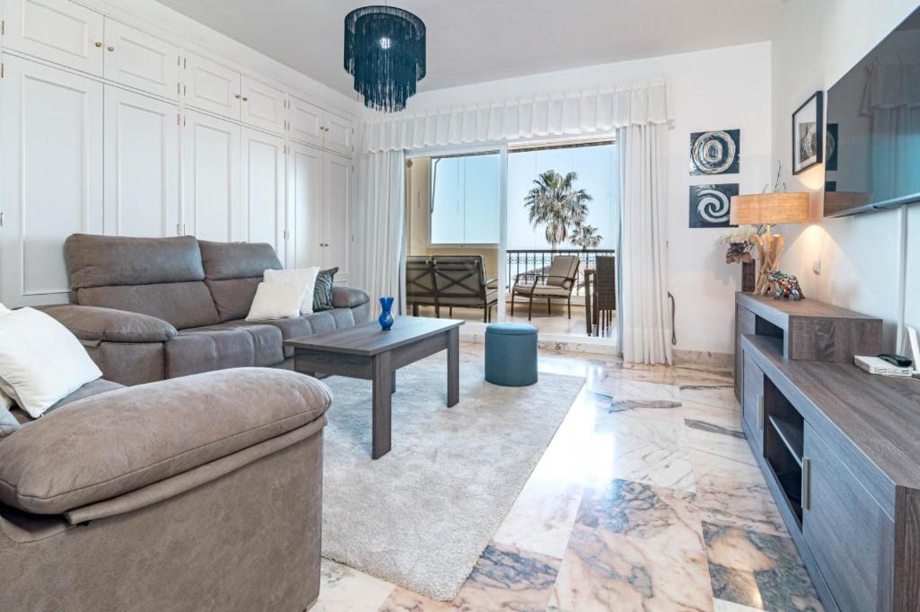 Posezení v ubytování La Cala de Mijas Sea view apartment with pool in Mijas by Costarentals - Ref 219