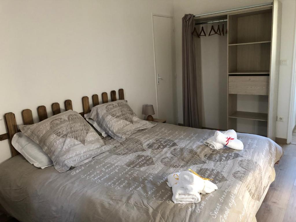 Łóżko lub łóżka w pokoju w obiekcie Gites de Marchet