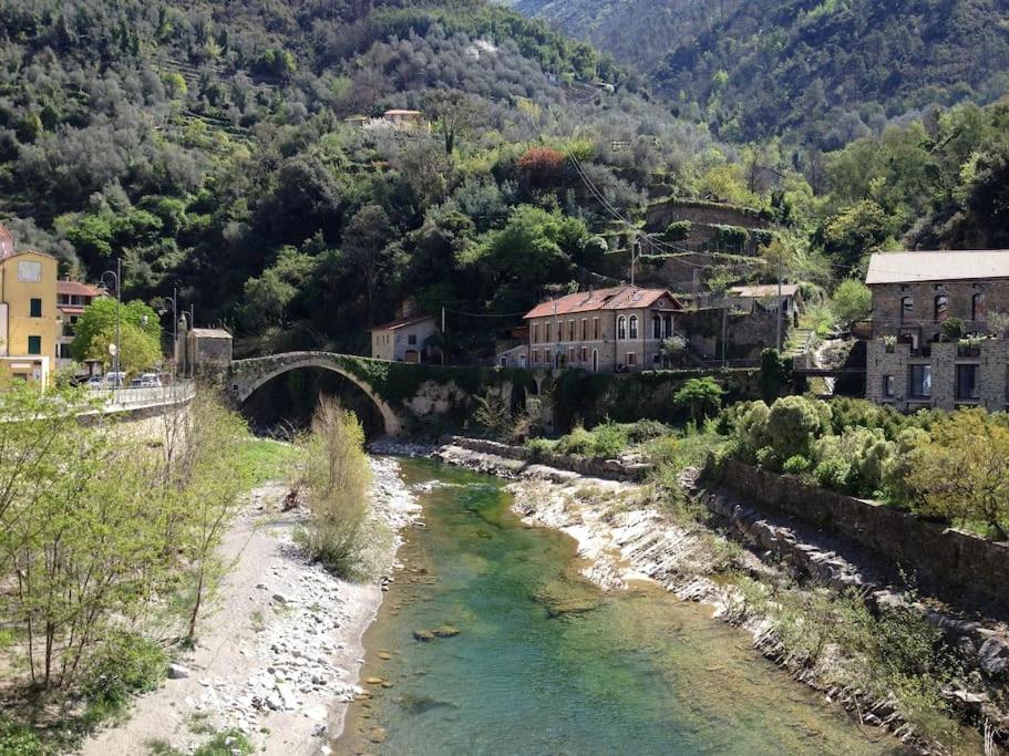 eine Brücke über einen Fluss in einer Kleinstadt in der Unterkunft Casa Anita in Badalucco