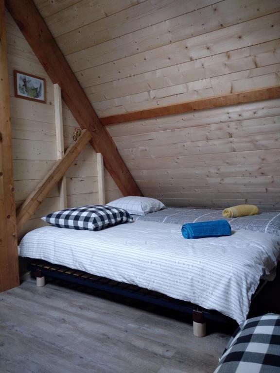 sypialnia z 2 łóżkami na poddaszu w obiekcie La grande Ourse w mieście Campan