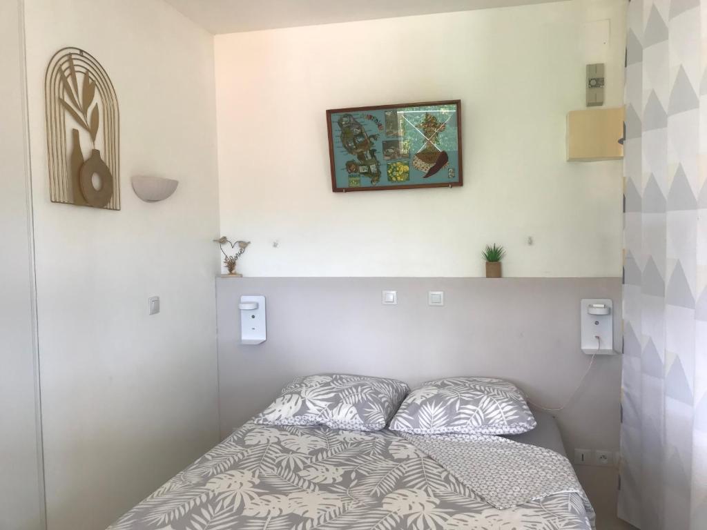 Postel nebo postele na pokoji v ubytování Studio proche mer & climatisé les Anses d'Arlet