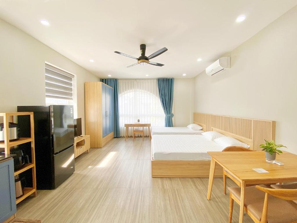 Habitación de hotel con cama y mesa en Moc Son Apartment - Attractive price for week and month stay en Da Nang