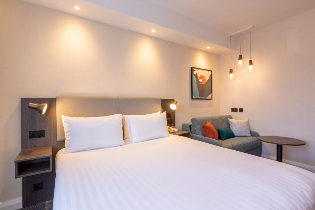 Holiday Inn London Sutton, an IHG Hotel - Premium Queen Room With Sofa Bed