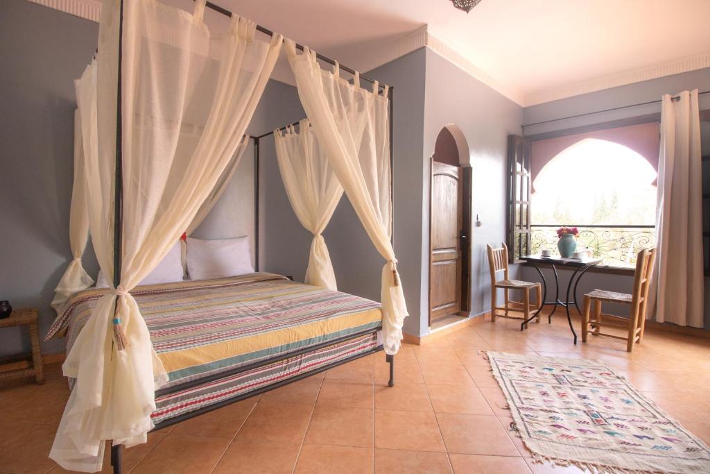 Postel nebo postele na pokoji v ubytování RIAD LES DEUX MONDES
