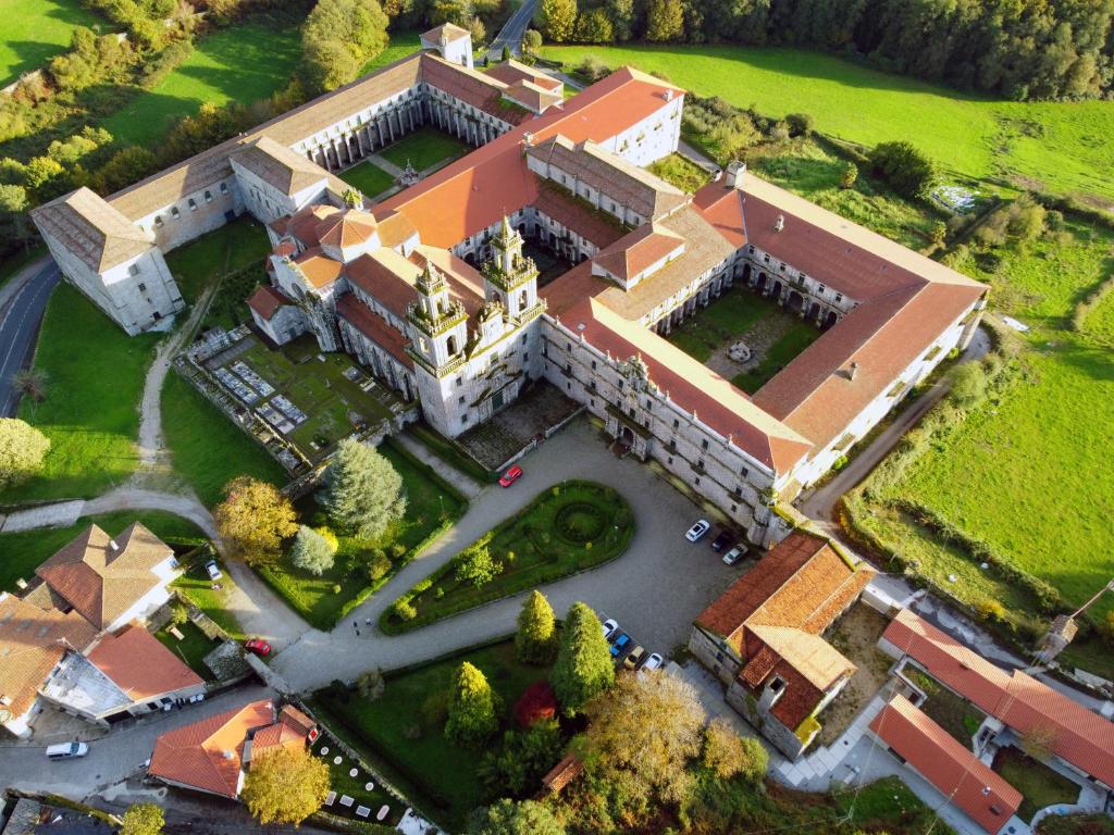 z góry widok na duży budynek z dziedzińcem w obiekcie Casa Cea Ourense w mieście Cea