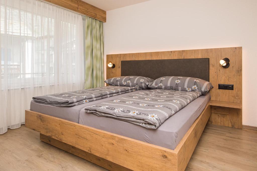 Postel nebo postele na pokoji v ubytování Haus Floralp
