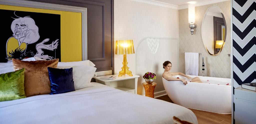 Aria Hotel Budapest by Library Hotel Collection - Aria Signature - Large Luxury King Room