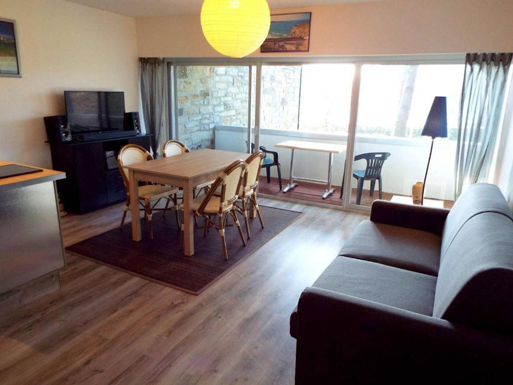 un salon avec une table et un canapé dans l'établissement Appartement 2 pièces avec loggia - 300m de la plage de Carnac - FR-1-477-91, à Carnac