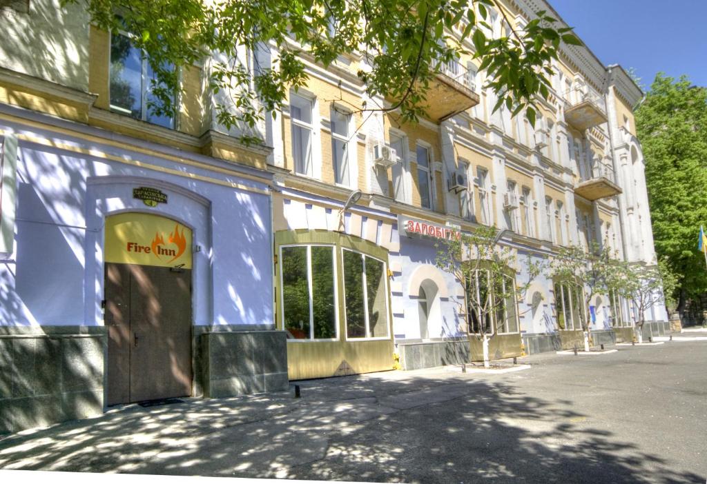 基輔的住宿－火焰酒店，蓝色的建筑,旁边标有标志