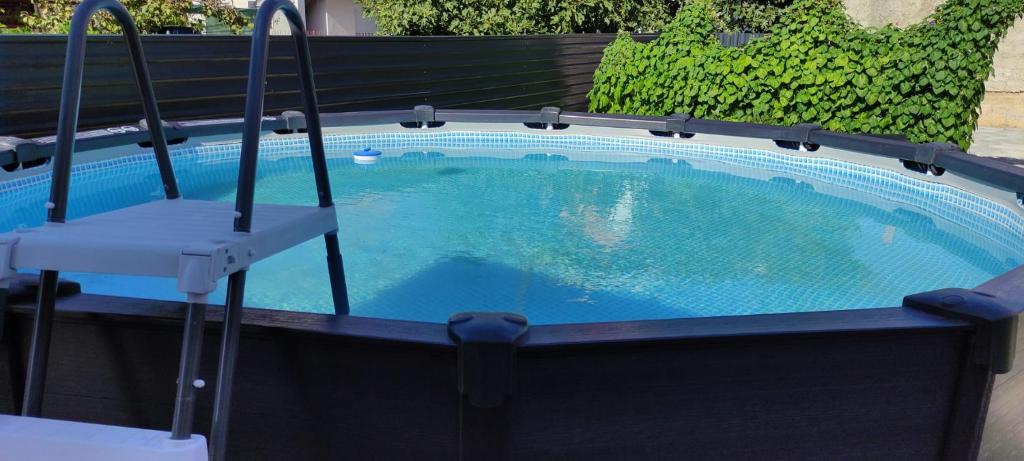 een klein zwembad met een bankje eromheen bij Holiday home Anima Mea, Zadar in Zadar