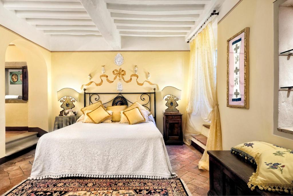 Łóżko lub łóżka w pokoju w obiekcie Il Falconiere Relais & Spa