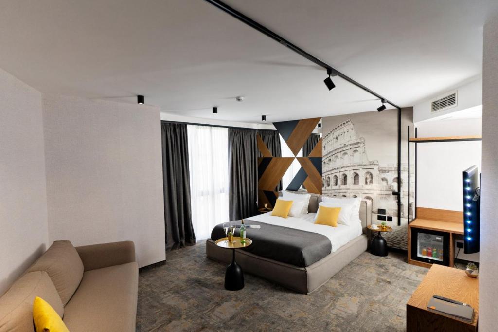 een hotelkamer met een bed en een bank bij MM Boutique Hotel in Boergas