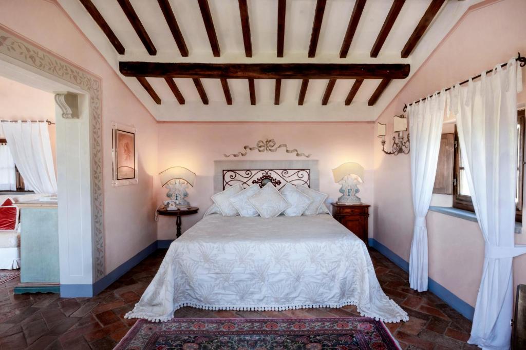 Łóżko lub łóżka w pokoju w obiekcie Il Falconiere Relais & Spa