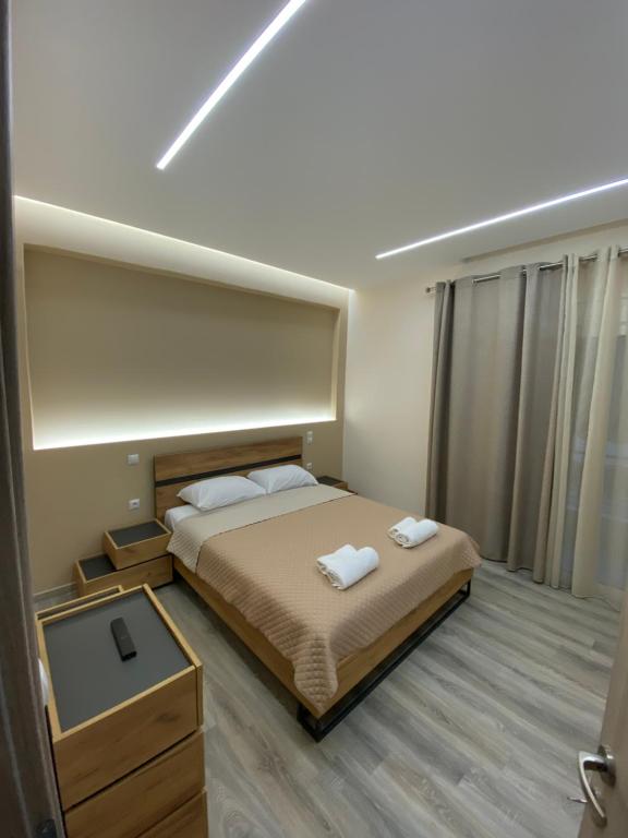 una camera da letto con un letto e due asciugamani di Modern Rous Apartment in Athens ad Atene