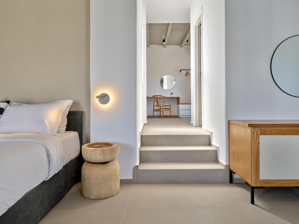 Posteľ alebo postele v izbe v ubytovaní Parian Village Beach Hotel - Adults Only