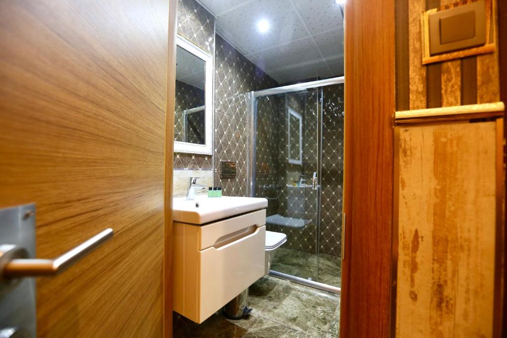 Koupelna v ubytování Maranda Suit Hotel