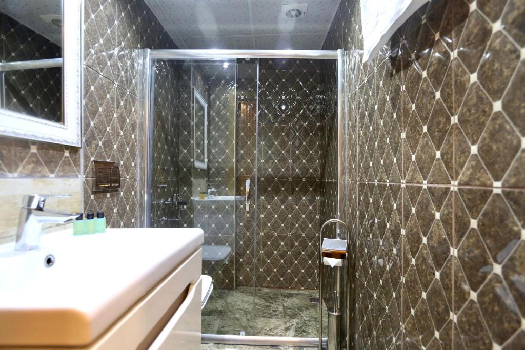 Koupelna v ubytování Maranda Suit Hotel