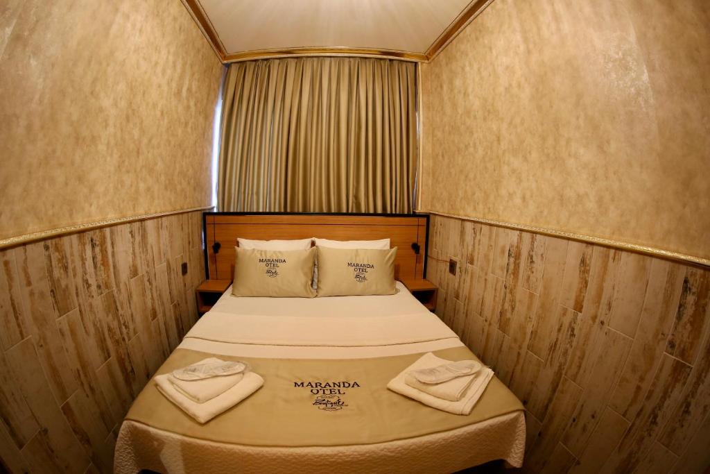 Postel nebo postele na pokoji v ubytování Maranda Suit Hotel