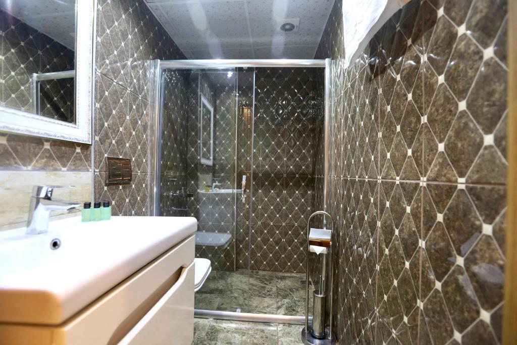 Koupelna v ubytování Maranda Suit Hotel