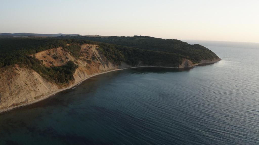 eine Luftansicht einer Insel im Meer in der Unterkunft Vaya Beach Resort in Emona