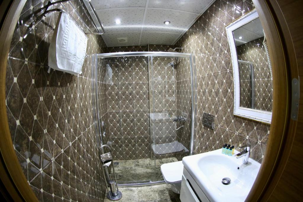 Koupelna v ubytování Maranda Suit Hotel