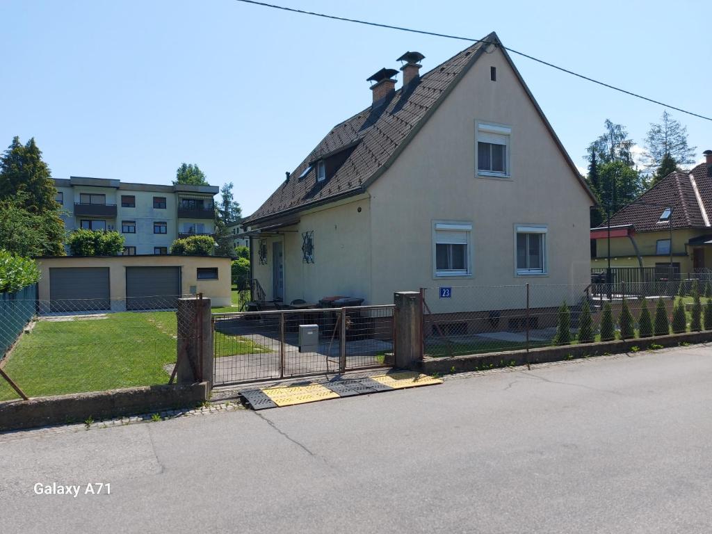 Ein weißes Haus an der Seite einer Straße in der Unterkunft Ferienhaus Käthe in Klagenfurt am Wörthersee
