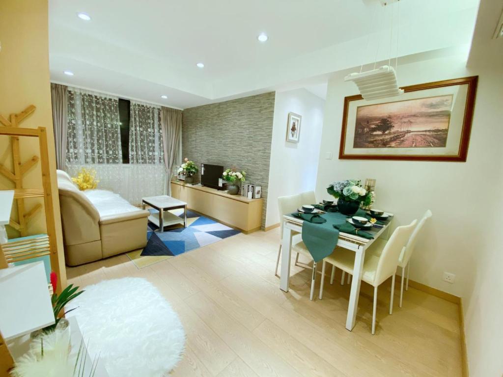 a living room and dining room with a table and chairs at Happy valley apartment 1000sp香港跑馬地最中心地帶3房一套+工人房奢華装修公寓， in Hong Kong