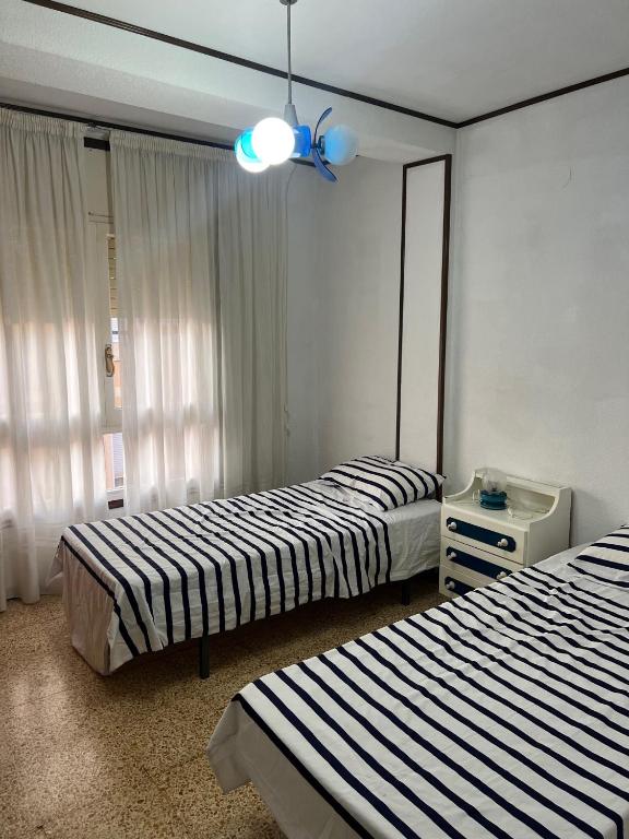 Posteľ alebo postele v izbe v ubytovaní Costa Daurada Apartaments - APARTAMENTO ARAGON