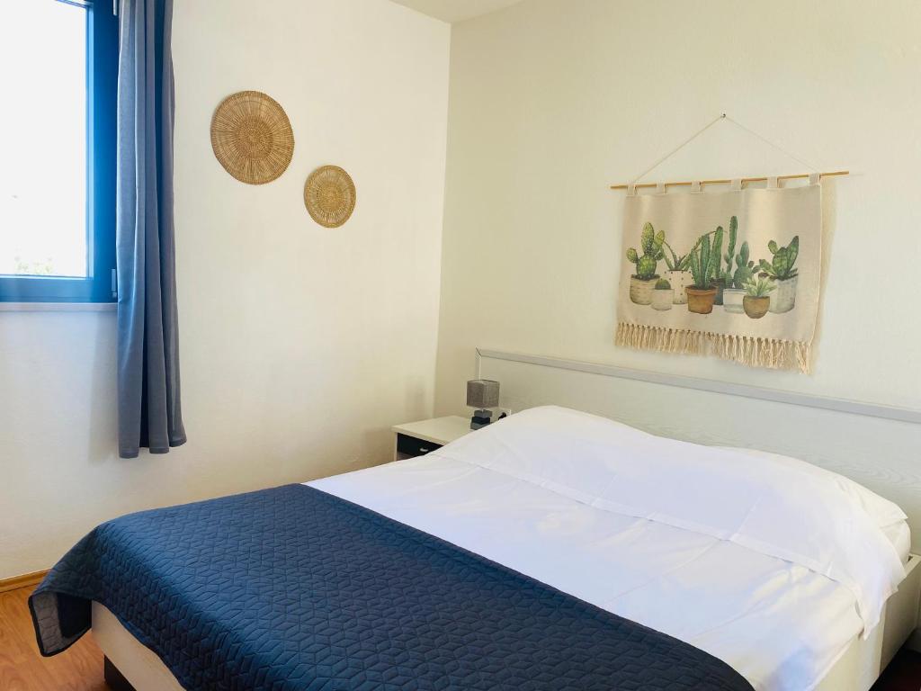 Una cama o camas en una habitación de Karina Apartments