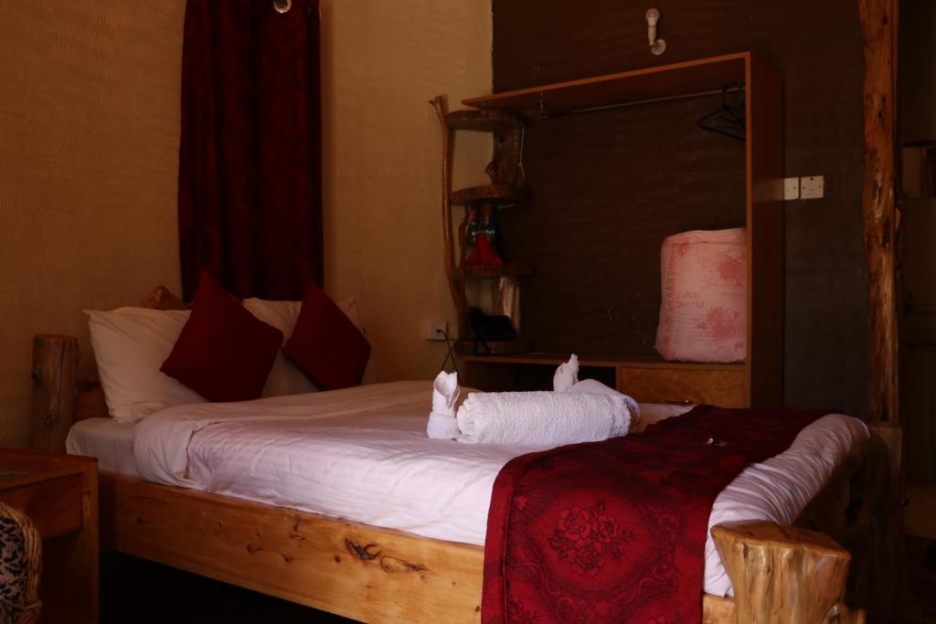 Postel nebo postele na pokoji v ubytování Brooks Lodge