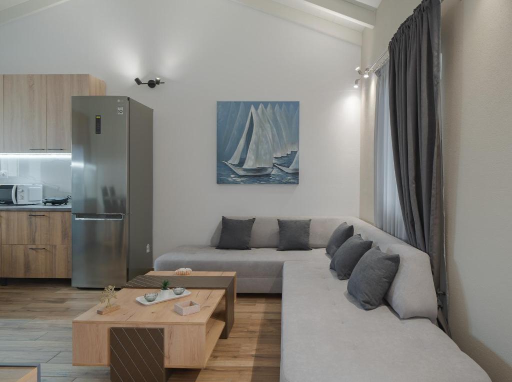 ein Wohnzimmer mit einem Sofa und einem Tisch in der Unterkunft Angela's House in Alonnisos Altstadt