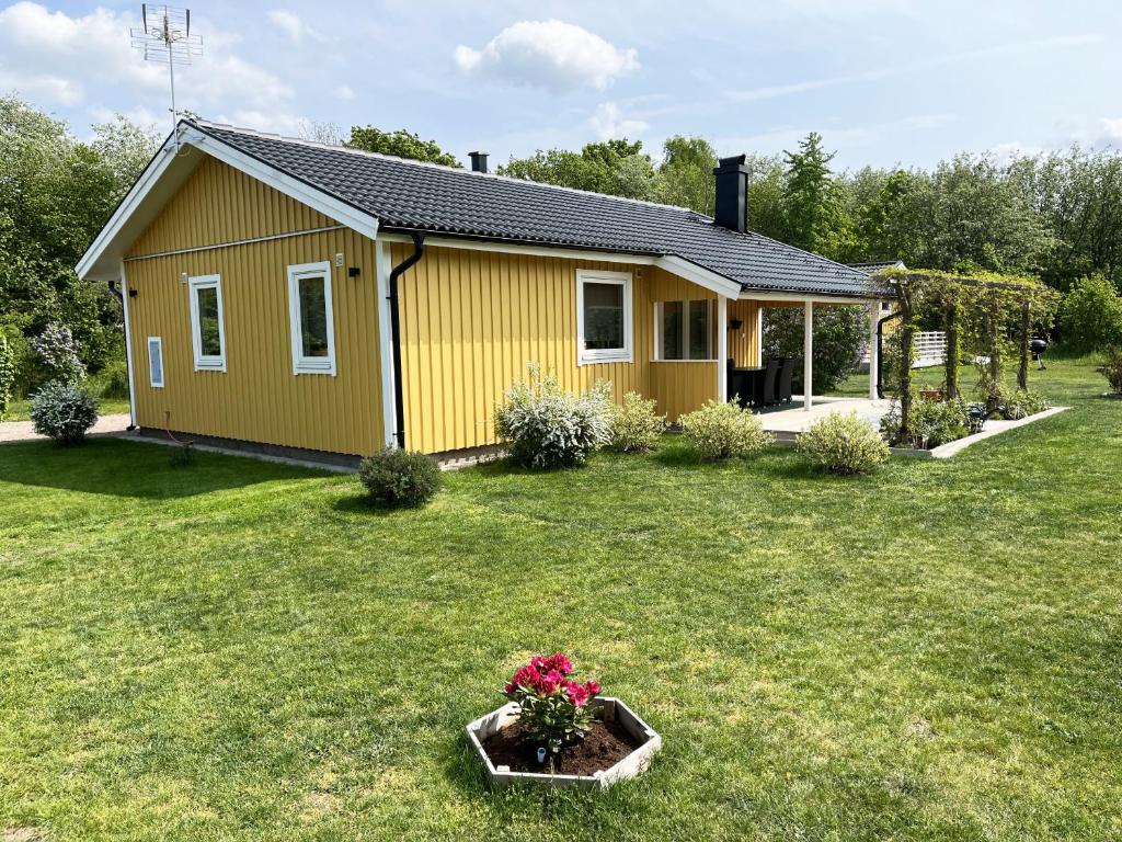 גינה חיצונית ב-Renovated and cozy cottage by Farjestaden, Oland
