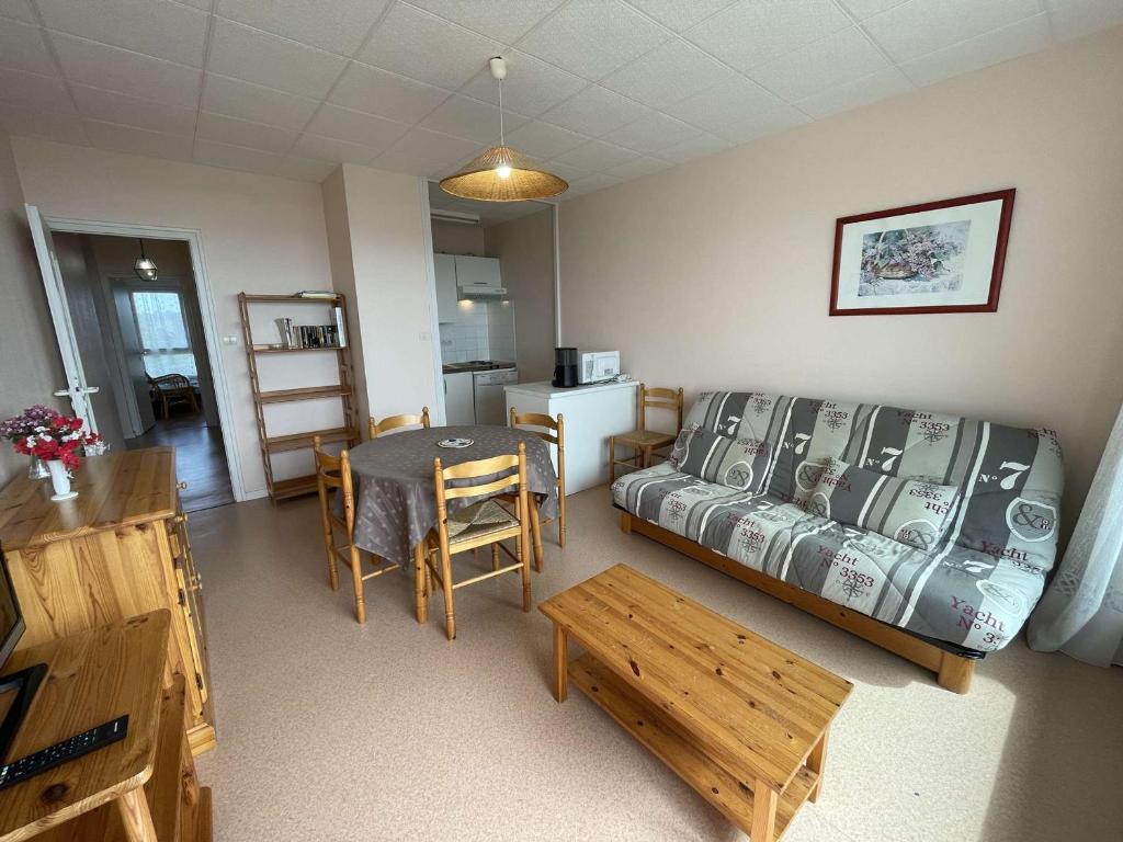un salon avec un lit, une table et des chaises dans l'établissement Appart. 2 pièces à 100m de la plage, 4 couchages, Parking, Lave-vaisselle, Animaux admis - FR-1-224C-133, à Saint-Jean-de-Monts