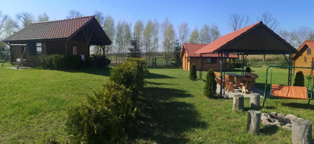 Vonkajšia záhrada v ubytovaní Domki na zaciszu w Rynie