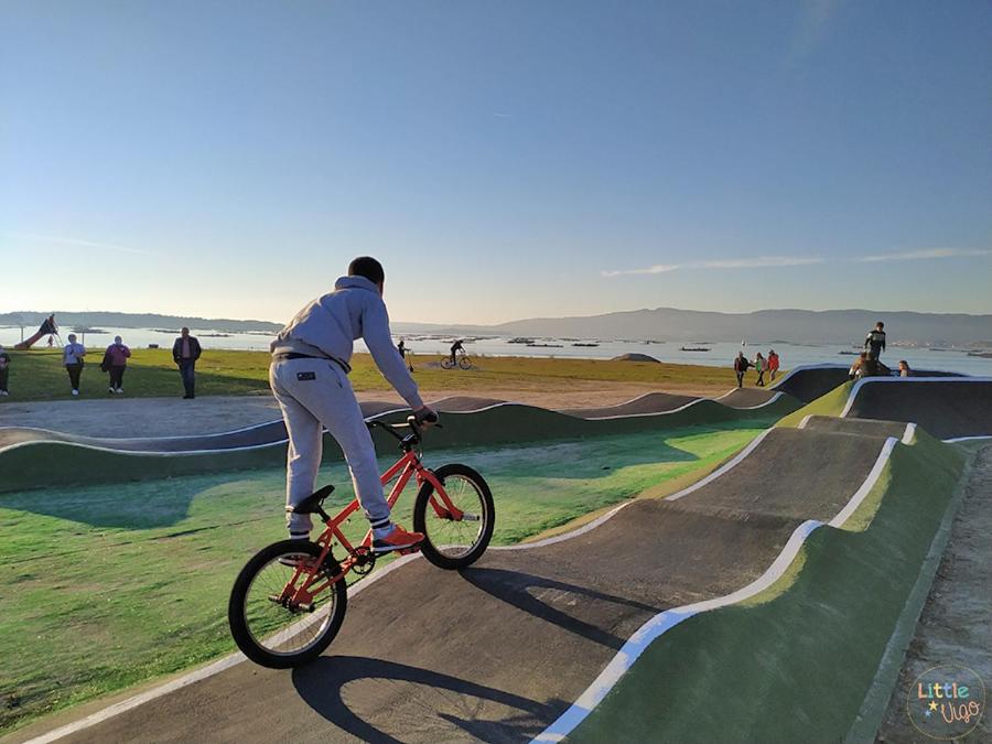 un hombre montando una bicicleta en un parque de patinaje en APARTAMENTOS LA CAPILLA, en Villanueva de Arosa
