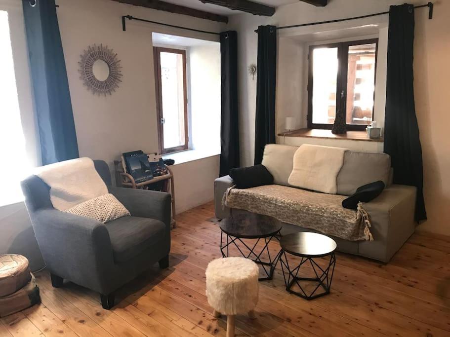 un salon avec un canapé et une chaise dans l'établissement Marmot, coeur montagne, Serre Chevalier, Col de l'Izoard, à Cervières