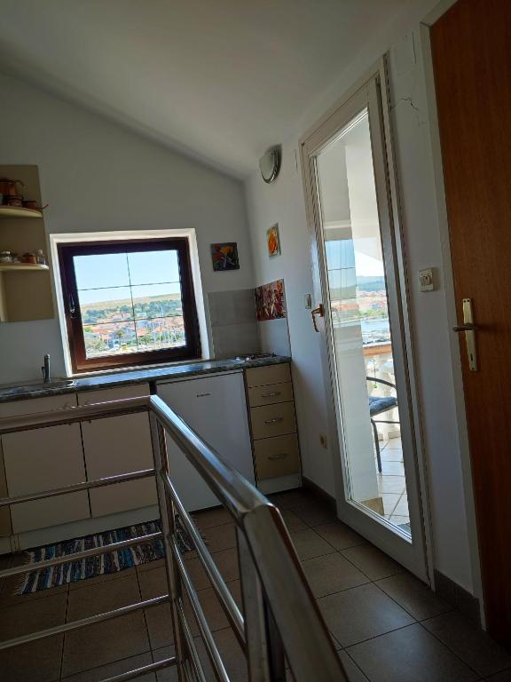 Kuchnia lub aneks kuchenny w obiekcie Apartmani Ela